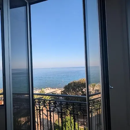 Stunning Large 2 Seafront Appartement