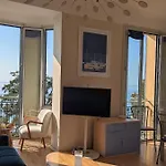 Stunning Large 2 Seafront Apartment