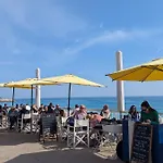 Stunning Large 2 Seafront Apartment *