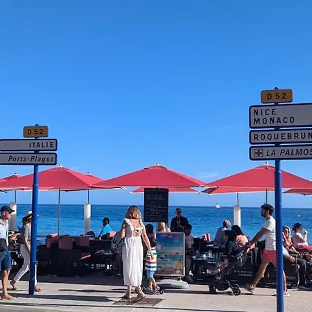 Stunning Large 2 Seafront 아파트