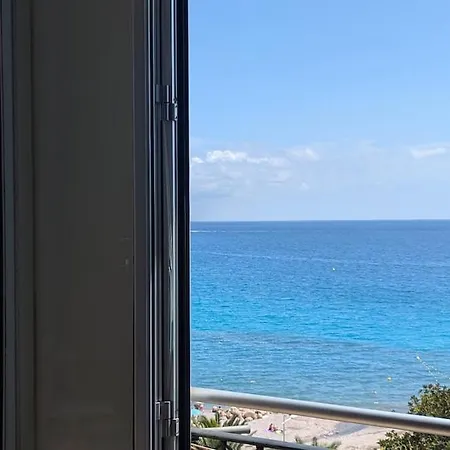 Апартаменти Stunning Large 2 Seafront Мантон