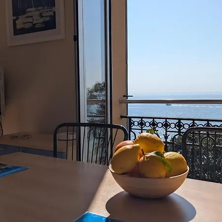 Stunning Large 2 Seafront Апартаменти Мантон