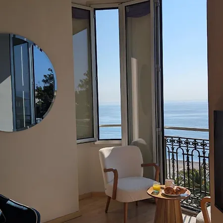 Апартаменти Stunning Large 2 Seafront