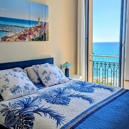Stunning Large 2 Seafront Апартаменти Мантон