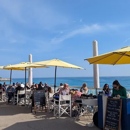 Stunning Large 2 Seafront Апартаменти *