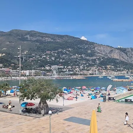 Апартаменти Stunning Large 2 Seafront