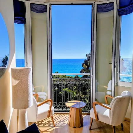 Stunning Large 2 Seafront Апартаменти Мантон