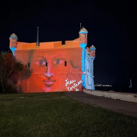 Stunning Large 2 Seafront Апартаменти Мантон