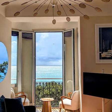 Stunning Large 2 Seafront Апартаменти