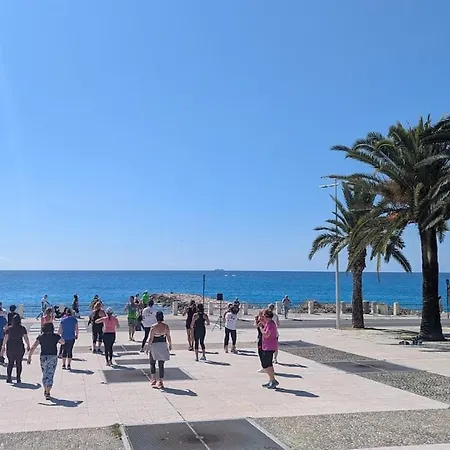 Stunning Large 2 Seafront Апартаменти
