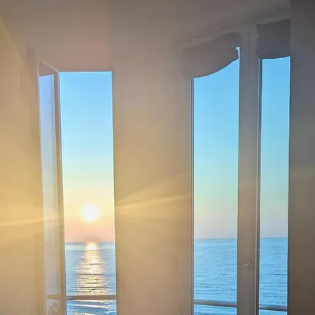 Апартаменти Stunning Large 2 Seafront