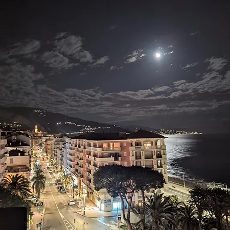 Апартаменти Stunning Large 2 Seafront *