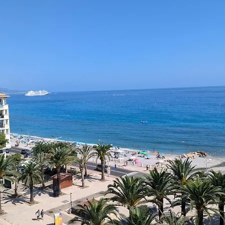 Stunning Large 2 Seafront Апартаменти Мантон