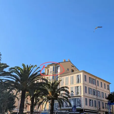 Stunning Large 2 Seafront Апартаменти