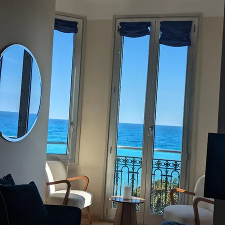 Stunning Large 2 Seafront Апартаменти *