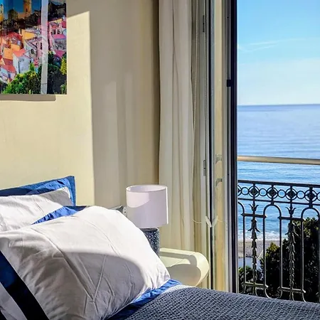 Stunning Large 2 Seafront * Мантон