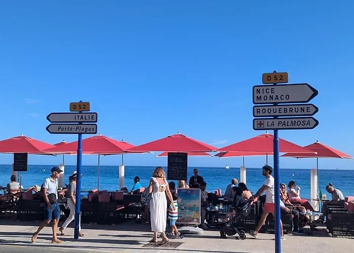 Stunning Large 2 Seafront 아파트