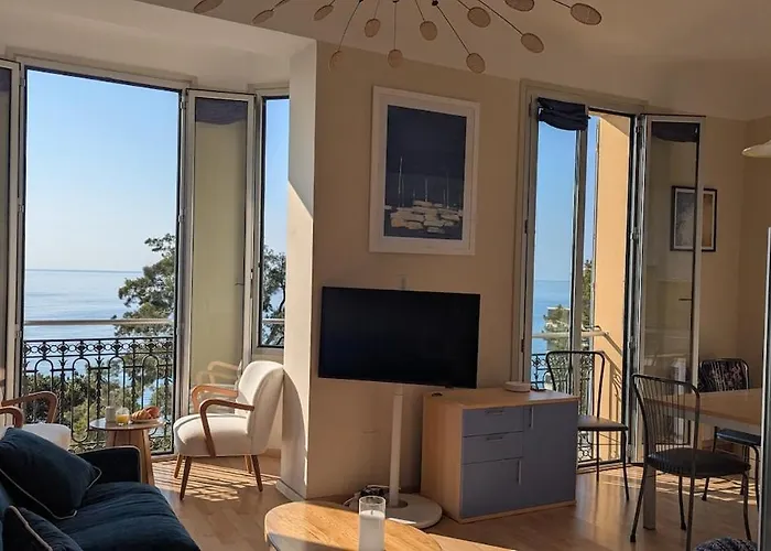 Stunning Large 2 Seafront 아파트