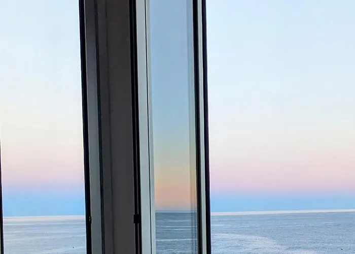 Stunning Large 2 Seafront 아파트