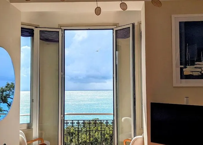 Stunning Large 2 Seafront 아파트