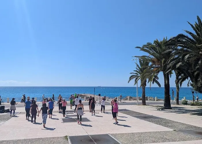 Stunning Large 2 Seafront 아파트