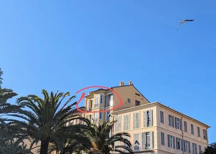 Stunning Large 2 Seafront Apartment