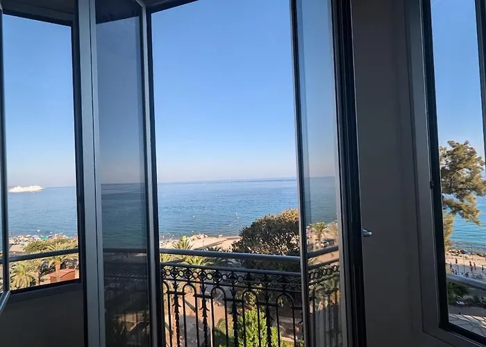 Stunning Large 2 Seafront 아파트