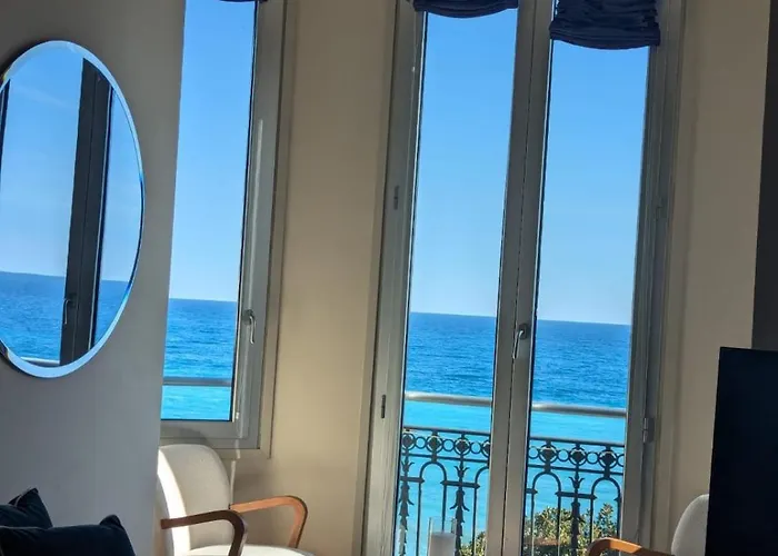 Stunning Large 2 Seafront Apartment *